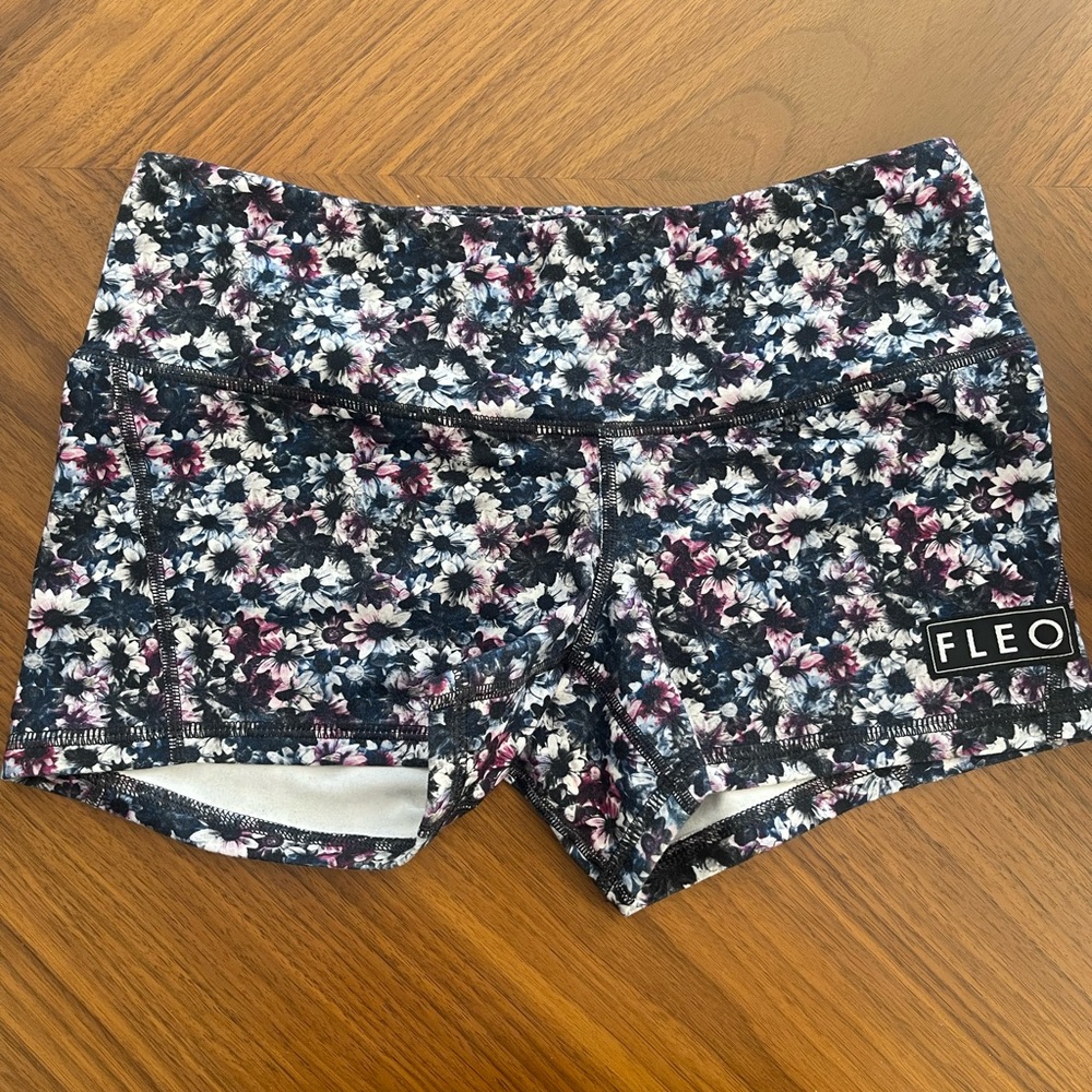 Fleo Shorts Size M Floral
